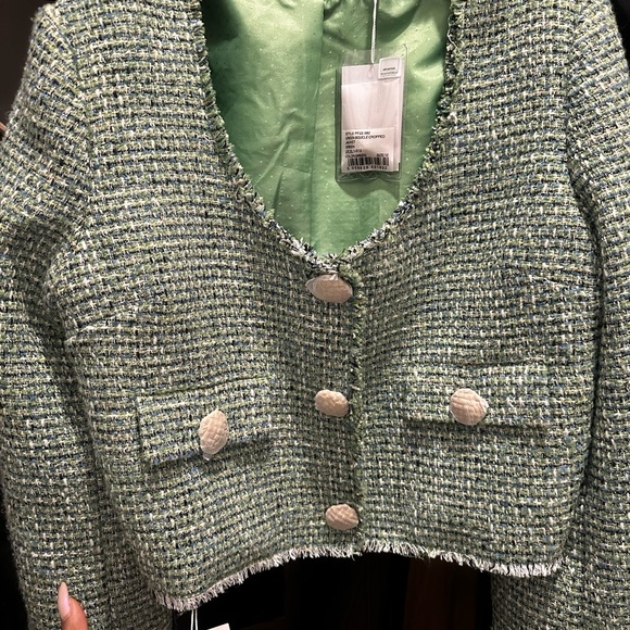 Green Bouclé Cropped Jacket with matching bralette(size 10)
This cropped jacket - Picture 8 of 9